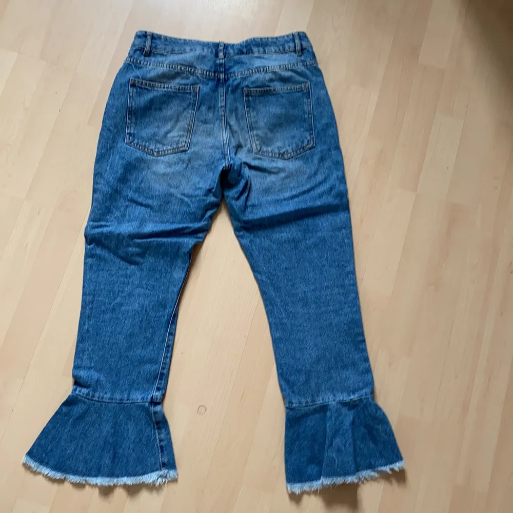 Blå flare jeans köpt på asos vill jag minnas, strl 36 men är kanske lite mer mot 38. Har något år på nacken men felfria och grymt snygga till sommaren, slutar lite ovanför fotleden för fri luft. Jeans & Byxor.