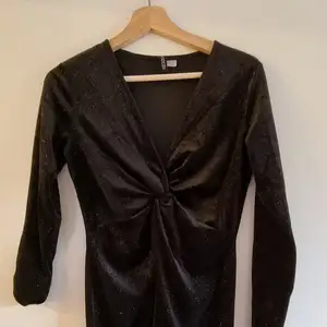 Svart sparkle  dress använd en gång. 