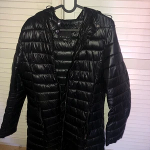 Svart lång jacka  - Sitter som parajumper irene, jättebra skick och superfin! 100kr
