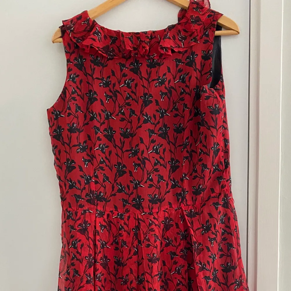 Super lovely red dress, perfect for summer and for formal occasions. It is in great condition, just not used anymore❤️. Super vintage vibes 😍. Klänningar.