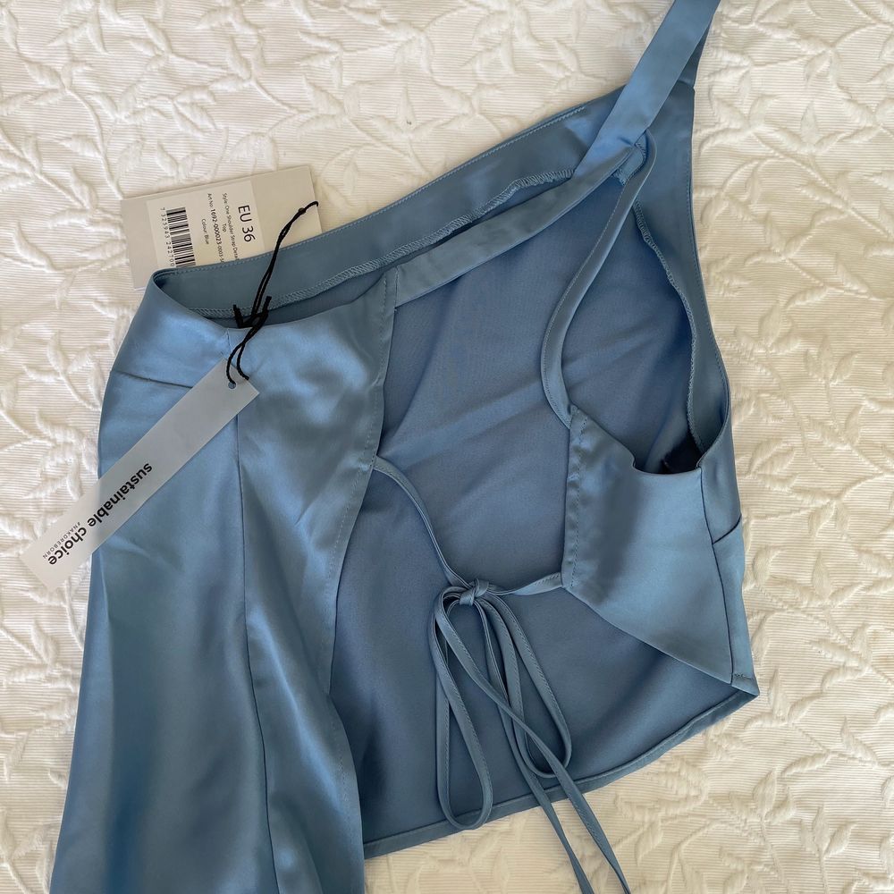 Säljer denna super fina blåa silkes topp från NA-KDS kollektion med Angelika Blick. Den är helt oanvänd med lapparna fortfarande på. Jag kan inte se kommentarerna så skriv vid intresse. Köparen står för frakten som brukar blir runt 48 kr 🥰. Toppar.