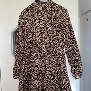 Kortklännning  - Kortklänning i storlek M/38 perfekt för sommaren. Aldrig använd då den var för liten.