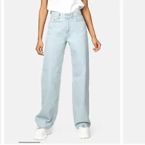 Ljusblåa jeans ifrån junkyard. Säljer pga att jag tycker att de är för korta på mig. Är 166. Köparen står för frakten💞 nypris: 499