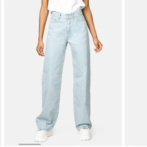 Blå jeans från junkyard💜 - Ljusblåa jeans ifrån junkyard. Säljer pga att jag tycker att de är för korta på mig. Är 166. Köparen står för frakten💞 nypris: 499
