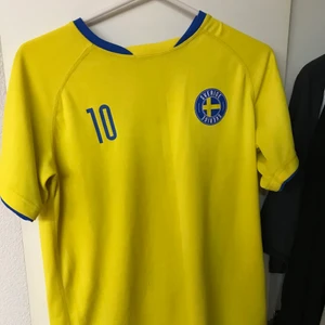 Sverige tröja - En Sverige tröja som passar prefekt nu till EM, storlek L men passar för M-XL beror på hur man vill att den ska sitta❤️ 75kr + köparen står för frakt