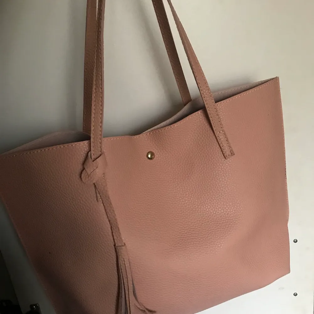 Aldrig använd rosa väska som är väldigt rymlig och fina till våren/sommaren! 👛👛. Väskor.