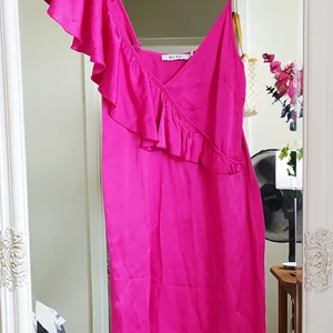 Klänning från NA-KD nyskick! - Fest eller vardag, en riktig sommar klänning! Strl 38, passar 36 och säkert 40 också, beroende på hur man vill att den ska sitta på. 