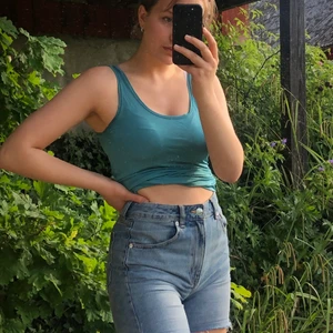 Jättecoolt linne - Supercoolt linne i stretchigt, träningsmaterial Ish! Cool färg. DMa för fler bilder och frågor. Köpare står för frakt men jag kan också mötas upp i Lund! Kolla gärna in mina andra annonser med tex fler bilder 💘