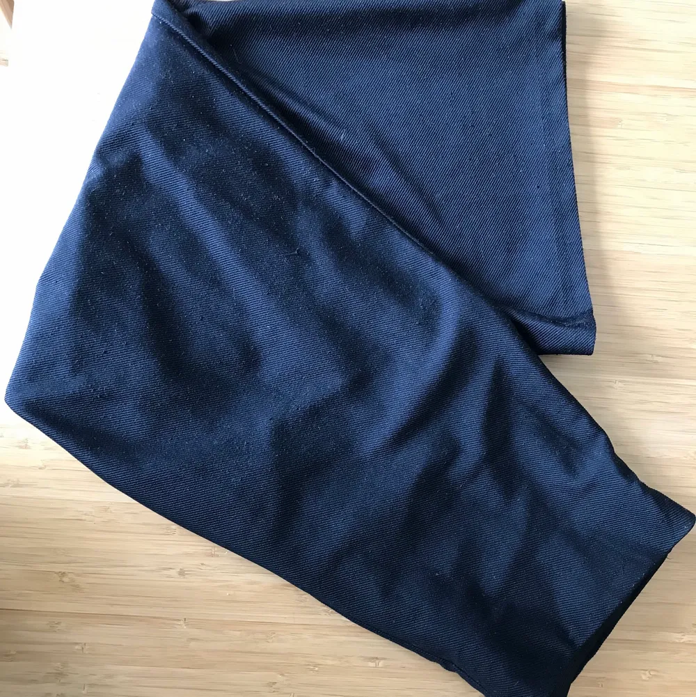 Bekväma byxor med resår i XS som sitter riktigt bra. De är väldigt mörkblå, nästan svarta. Trekvarts. Köparen står för frakten.. Jeans & Byxor.