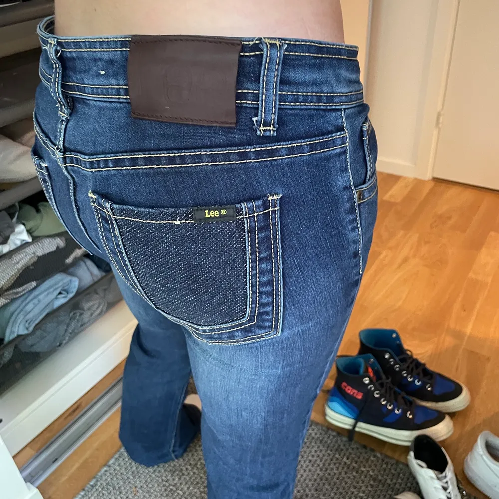 Säljer ett par mörkblåa lågmidjade jeans i märket LEE. Super snygga glittriga fickor och perfekt längd för någon som är mellan 162-167. Fraktar endast, frakten går på 60kr.. Jeans & Byxor.