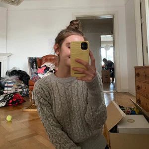 Glittrig stickad tröja - Glittrig stickad tröja från Mango🎊 varsamt använd 1-2 gånger🌸 den har lite puffig ärm vid axeln och sitter lite tajtare vid handleder och linningen😻 om man är jättekänslig när det gäller att det sticker så skulle jag nog avråda! Sticker inte så att jag någonsin tänkt på det men om man känner av lätt så skulle jag säga att avråda!