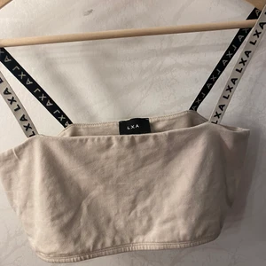 LXA topp - En väldigt sparsamt använd LXA-topp i strl M. Säljes då den inte riktigt kommer till användning. Superfin!! Betalning via swish.