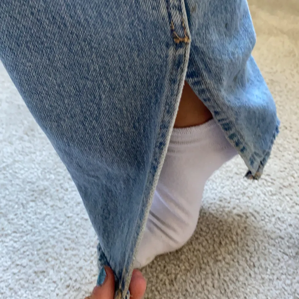 Fina hm jeans från hm med slits, har sprättat upp själv! 💞 jag är 1.67 och de sitter bra💞. Jeans & Byxor.