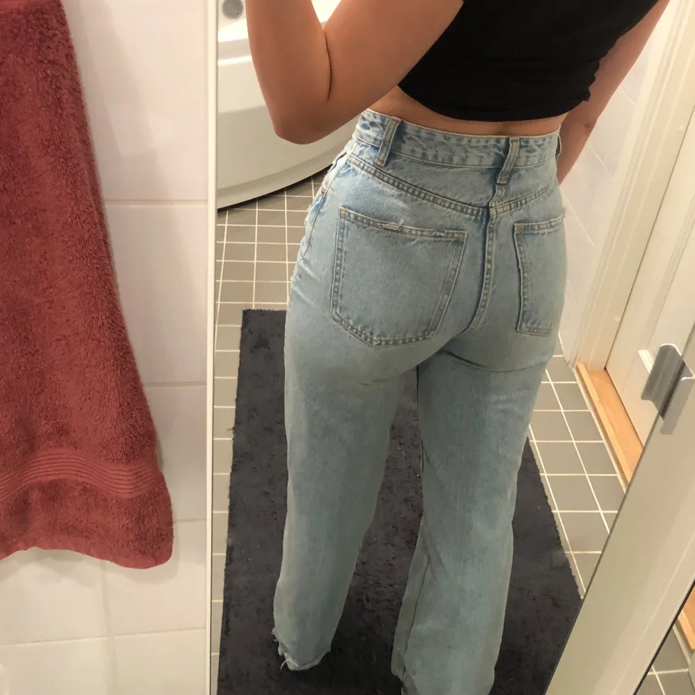 Säljer mina superfina långa zara jeans vid bra bud! Endast använda någon enstaka gång så dom är i nyskick💞💞 Skriv vid frågor. Jeans & Byxor.