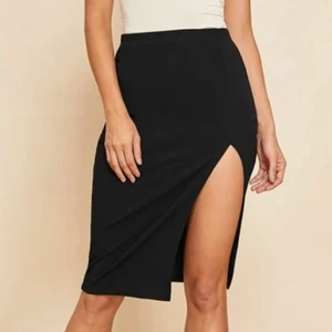 Kjol - En svart Kjol med slits, storlek M men sitter som S skulle jag säga💞💞 Buda gärna!