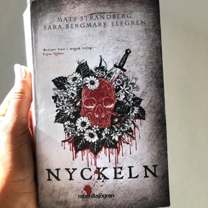 Bok - Säljer en helt ny bok. Frakten står kunden för, men annars kan jag mötas upp i Göteborg💕