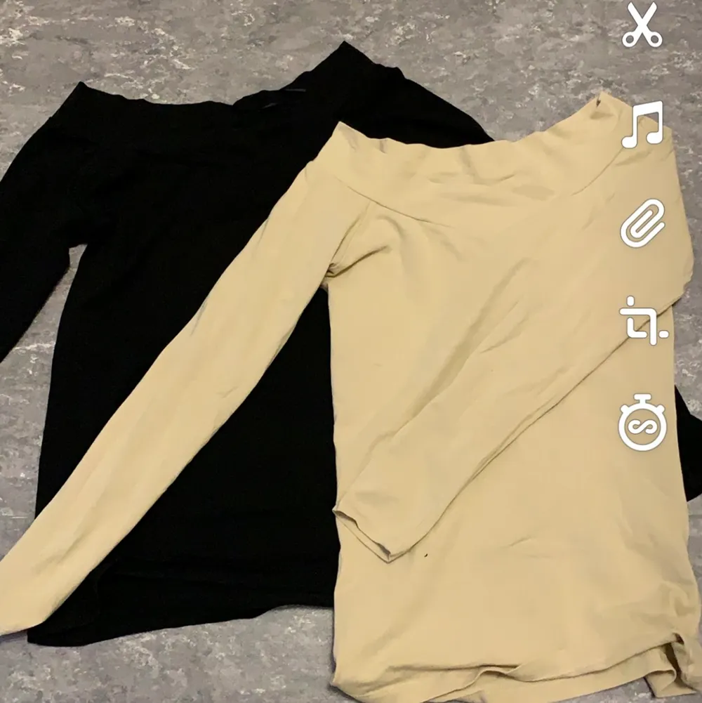 2 off shoulder tröjor i samma model men i olika färger. 40 kr st. Tröjor & Koftor.