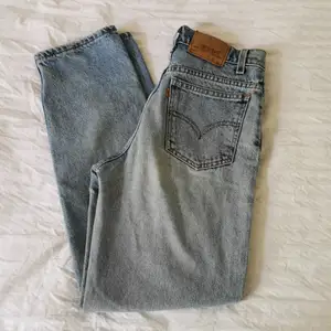 Skitsnygga vintage ljusblå Levis jeans 550 relaxed fit. Lite slitage mellan benen men inget som stör/syns. Står w 28/L 30 i dom. Dom är ganska små skulle säga xs-s. Ca 73 cm i midjemått