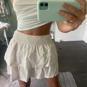 Super fin kjol från hm - Säljer denna super fina kjol från hm, helt oanvänd och  i nyskick! Kjolen är nedvikt på bilden men det går bra o ha den så också!! I strl S💗