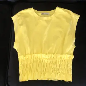Jättefin gul tröja från Zara. Tröjan är i storlek M men passar även S. Använd 1 gång minns tyvärr inte priset men jag säljer för 140