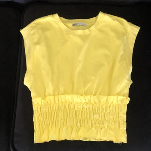Tröja från ZARA i storlek M - Jättefin gul tröja från Zara. Tröjan är i storlek M men passar även S. Använd 1 gång minns tyvärr inte priset men jag säljer för 140