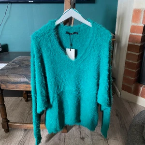 Stickad tröja  - Stickad ”lurvig” tröja från bikbok. Aldrig använd och lappen sitter kvar. Storlek S men den är oversized i modellen. Fler bilder kan tas vid önskemål. Frakt tillkommer 