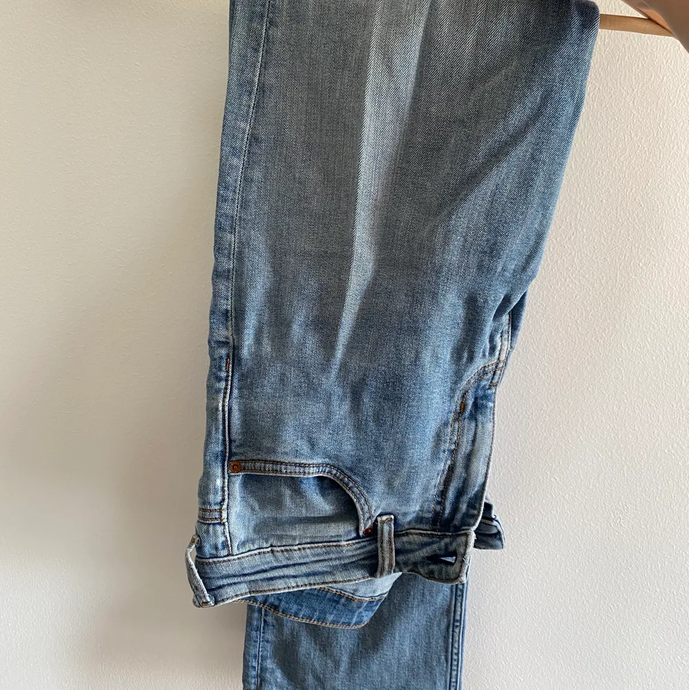 Jeans från Weekday i w29 l32. Säljer pga kommer ej till användning, lite slitna detaljer (se bild 3). Raka i modellen.. Jeans & Byxor.