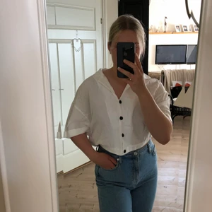 Tröja Zara - Säljer denna as fräscha skjorta från Zara. Kortärmad och perfekt till sommaren! Storlek S. Spårbarfrakt 66kr🌻