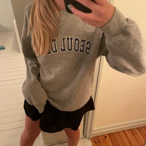 Collagetröja - Så cool grå collagetröja med text, använd sparsamt  , från zara barn i storlek 164 men passar en XS