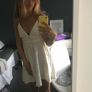 Sommarklänning  - Sorry för dåliga bilder kan skicka fler senare. Superfin sommarklänning från Nelly som e helt ny! Har endast testat hemma. 