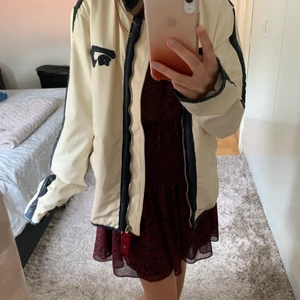 Jacka - Köpt för 600 på humana! Tvättad och aldrig använd, passar S-L!