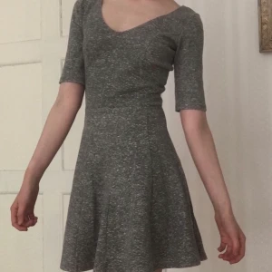 Hollister klänning  - Jättefin klänning grå Klänning från hollister. Den sitter väldigt snyggt dock inte helt rätt på mig därför är den näst intill oanvänd. Jag kan mötas upp eller fraktas, i sådana fall betalar köparen frakten.