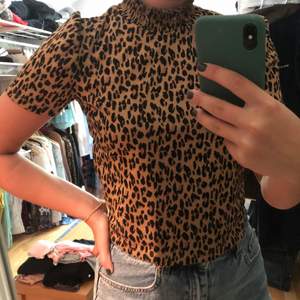 Fin och också oanvänd leopard tshirt/ blus. Väldigt skön och bra passform