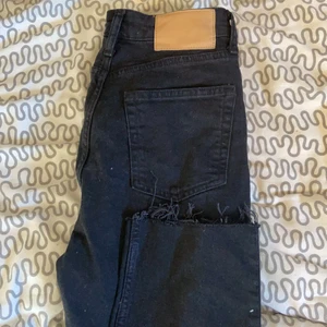 Hm, jeans - Lite enkel urtvättad svart färg, lite kortare i modellen, snygga, skönt material, sälja för att det inte var riktigt min stil🥰, små i storleken