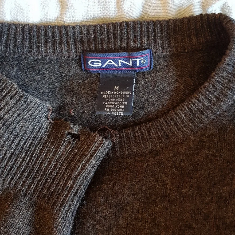 Snygg och varm tröja från GANT i brunt. 100% ull. Lite sliten i ärmarna.. Tröjor & Koftor.