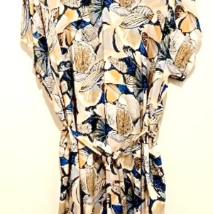 Klänning  - Ny klänning  hellång storlek L från soyaconcept. Material viscose. Fordrad . Nypris 500 kr . Endast provad . Liten i storlek .  