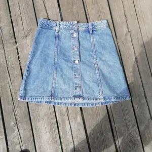 Fin jeans kjol, köpt på H&M. Frakt ingår 