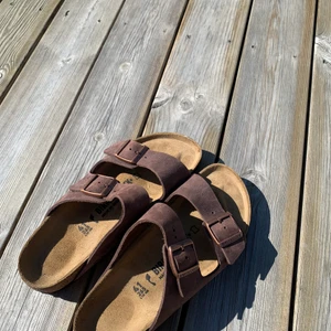 Birkenstock tofflor - Helt oanvända birkestocktofflor i storlek 41. Legat i garderoben i ca 1 år för att de inte riktigt passade men orkade inte skicka tillbaka. Köpare står för frakten. 