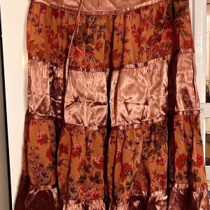 Kjol  - Kjol köpt i Israel , märke by Mona. Otroligt vacker . Sydd i volanger med olika tyger , dragsko i midjan . Storlek small. Längd 82 cm . Nypris 1598 sek . 