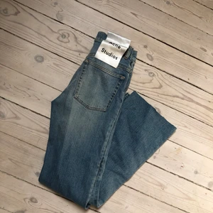 Acne jeans - Superfina croppade acne jeans som inte hunnit bli använda!