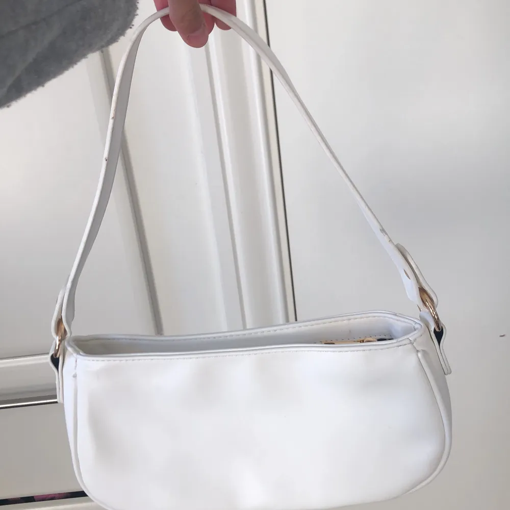 Vit handväska, använd 1 gång, säljer pga att den ej kommer till användning. Väskor.
