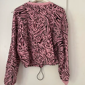 Huvtröja - En snygg tröja med band man kan dra ihop längst ner! Säljer för jag inte använder! Köpte för 299kr