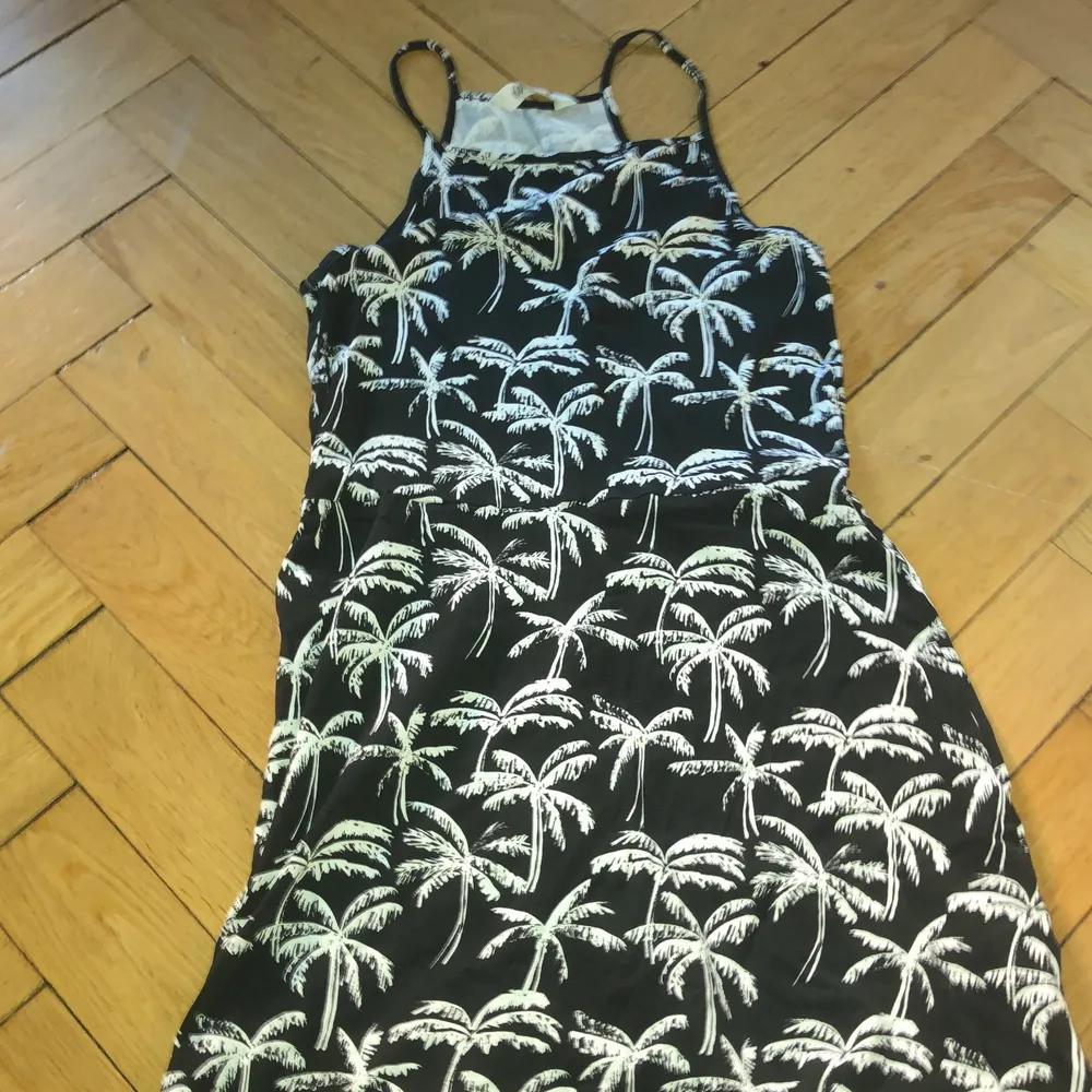 En fin svart klänning med vita Palm tryck över hela klänningen från hm storlek 170. Säljer pågrund av utrensning använt ungefär 5 gånger inga fläckar eller liknande. Skriv om ni har fler frågor . Klänningar.