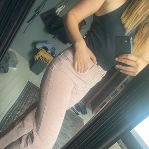 Ljusrosa manchesterbyxor  - Strl S/M. Knappt använda. Går ned till fotknölen på mig och jag är 1,72