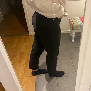 Svarta Monki Jeans - Svarta Monki Jeans i storlek M! Breda och lite baggy