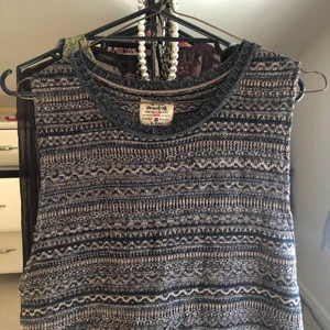 Väst - Riktigt vintage väst. Är ganska lång så går antingen att stoppa in och ha som väst, eller ha som klänning utan något under, eller som tunika med byxor under! Finns massa roliga sätt att styla denna! Från Jack&Jones, storlek L💞