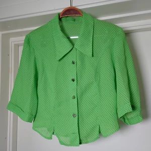 Kort blus - En kort vintageblus i limegrön färg (lite mer limegrön irl än på bilderna) med svarta prickar och hjärtformade knappar. Den är verkligen fantastiskt, hade behållt den om den passat! Tunnt och lite transparent material. Passar xs/s🍀
