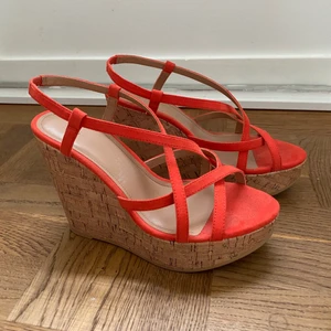 Klackskor  - Såå himla fina kilklackar till nu till sommaren. Tyvärr är dom för små för mig.. :( inköpta från H&M för några somrar sedan men endast använda vid ett tillfälle, så dom är som i nyskick 🌻🧡 ex.frakt