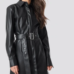 Skinnklänning Linn Ahlborg x NA-KD - Säljer skinnklänning från Linn Ahlborgs ena kollektion m NAKD, slutsåld. Använd 2 gånger, säljs pga ej kommer till rättvis användning. Inga brister, som ny. Frakt betalas av köpare eller hämtas i Trollhättan:) 