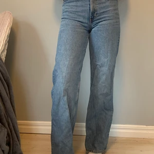 Yoko jeans från monki - Yoko jeans från monki i stl 25! Använder ej pga jag tycker dom är korta, är ca 163! Sparsamt använda.